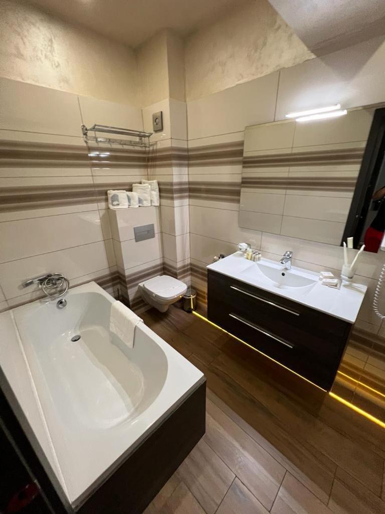 Mamaia White Tower Hotel Buitenkant foto
