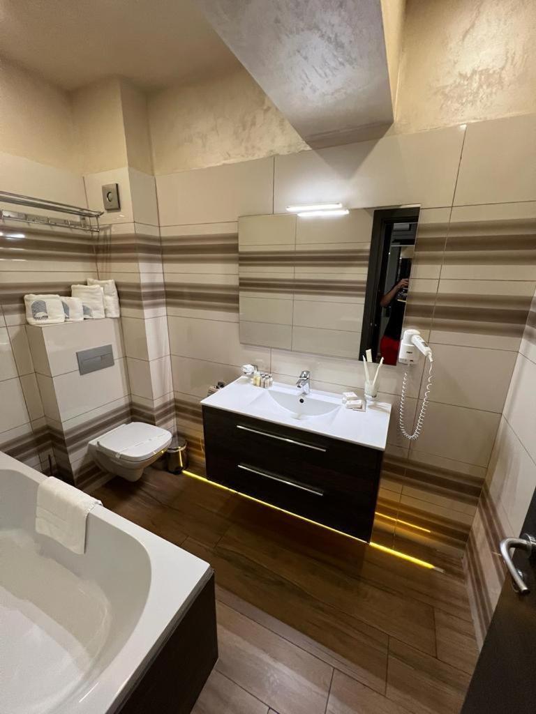 Mamaia White Tower Hotel Buitenkant foto